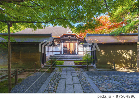 龍安寺　勅使門　紅葉の季節 97504896