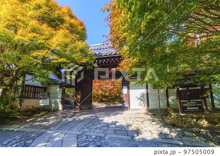 龍安寺　山門　紅葉の季節 97505009