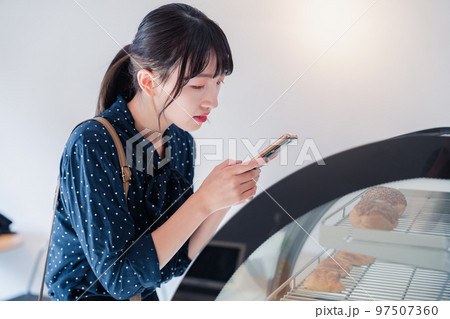 お店のクチコミを投稿する若い女性 お店のクチコミを投稿する若い女性 97507360