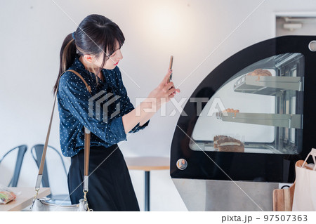 お店のクチコミを投稿する若い女性 お店のクチコミを投稿する若い女性 97507363