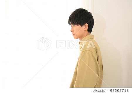 窓際に立つ男性のポートレート 97507718