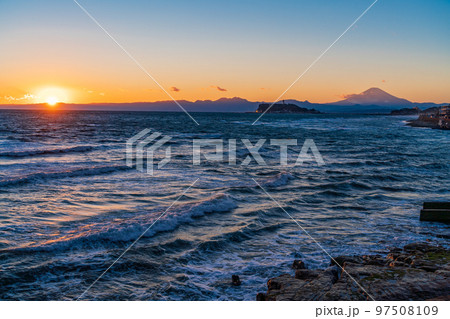 （神奈川県）強風吹き荒れる湘南海岸・江ノ島・富士山　夕景 97508109