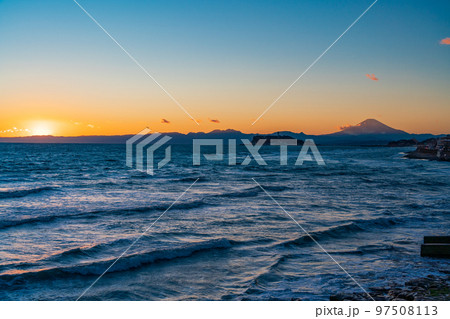 （神奈川県）強風吹き荒れる湘南海岸・江ノ島・富士山　夕景 97508113