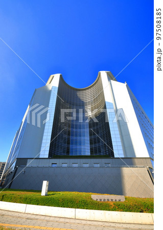 晴天の大阪府警察本部本庁舎 97508185