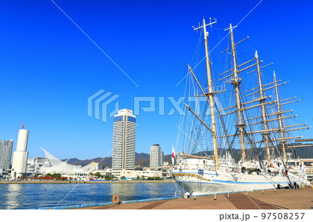 【兵庫県】快晴のメリケンパークと海王丸 97508257