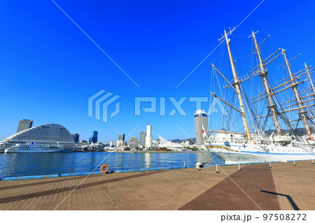 【兵庫県】快晴のメリケンパークと海王丸 97508272