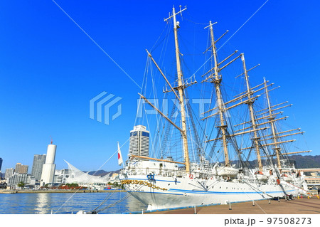 【兵庫県】快晴のメリケンパークと海王丸 97508273