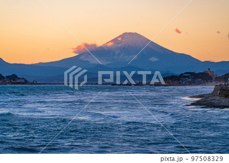 （神奈川県）強風吹き荒れる湘南海岸・江ノ島・富士山　夕景 97508329