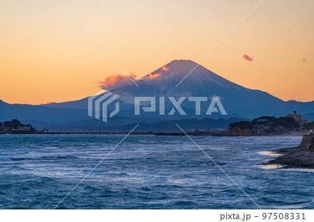 (神奈川県)強風吹き荒れる湘南海岸・江ノ島・富士山 夕景 (神奈川県)強風吹き荒れる湘南海岸・江ノ島・富士山 夕景 97508331