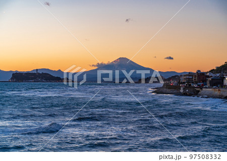 (神奈川県)強風吹き荒れる湘南海岸・江ノ島・富士山 夕景 (神奈川県)強風吹き荒れる湘南海岸・江ノ島・富士山 夕景 97508332