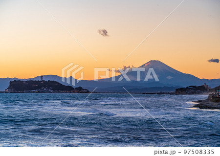 （神奈川県）強風吹き荒れる湘南海岸・江ノ島・富士山　夕景 97508335