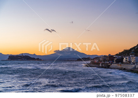 （神奈川県）強風吹き荒れる湘南海岸・江ノ島・富士山　夕景 97508337
