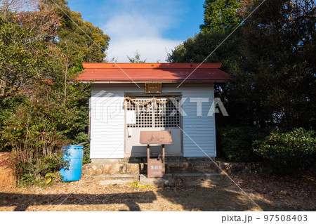 尾張白山の山頂にある白山神社（尾張三山） 97508403