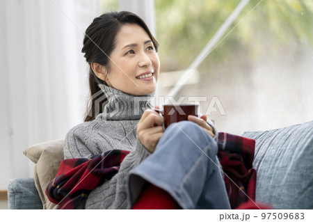 マグカップを持った笑顔のアラフィフの女性 マグカップを持った笑顔のアラフィフの女性 97509683