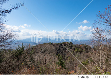 龍王山の山頂から見た大和盆地と金剛山地（奈良県天理市） 97510338