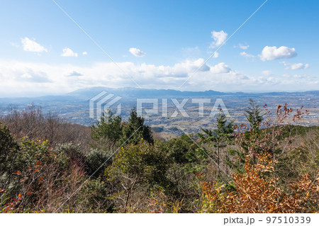 龍王山の山頂から見た大和盆地と金剛山地（奈良県天理市） 97510339