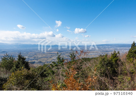 龍王山の山頂から見た大和盆地と金剛山地（奈良県天理市） 97510340