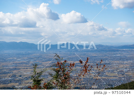 龍王山の山頂から見た大和盆地と金剛山地（奈良県天理市） 97510344