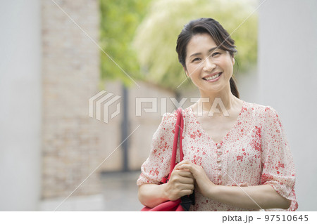 カメラ目線で笑顔のアラフィフの女性　ポートレート 97510645