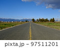 山に続く田舎の一本道 97511201