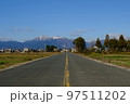 山に続く田舎の一本道 97511202