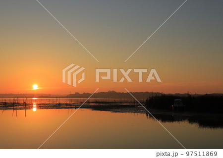 印旛沼の日の出の風景 97511869