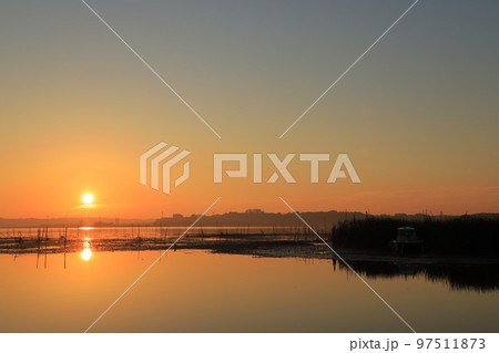 印旛沼の日の出の風景 97511873