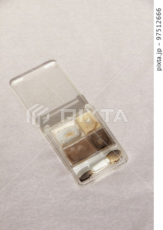 使いかけのアイシャドウ 97512666