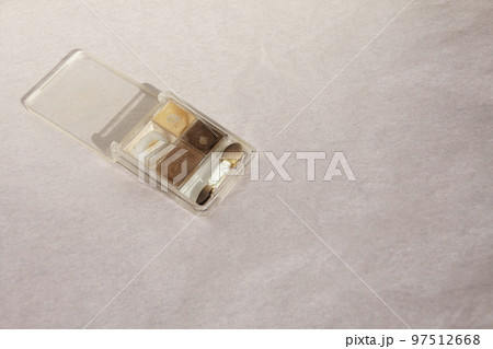 使いかけのアイシャドウ 使いかけのアイシャドウ 97512668