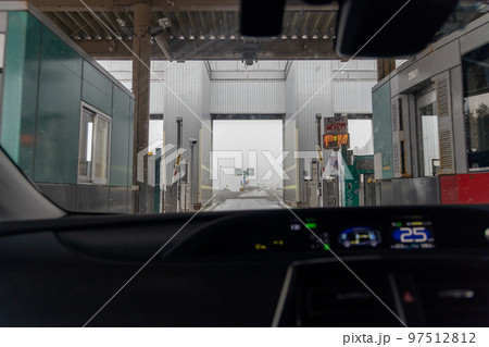 雪の日の高速道路料金所を運転席から見たところ 97512812