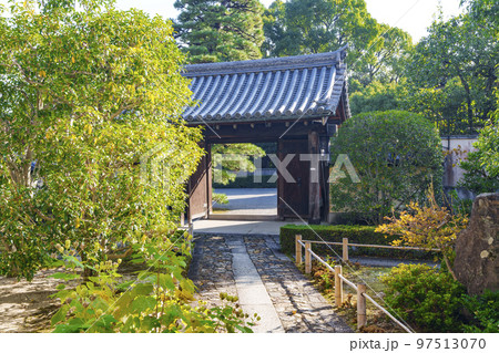 京都・等持院　庫裡（拝観入口）から山門へ 97513070