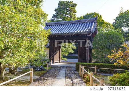 京都・等持院　庫裡（拝観入口）から山門へ 97513072