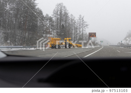 雪の降る中高速道路を走行している乗用車からの風景(除雪車) 雪の降る中高速道路を走行している乗用車からの風景(除雪車) 97513103