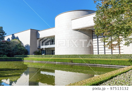 栃木県宇都宮市　快晴の栃木県立博物館 97513132