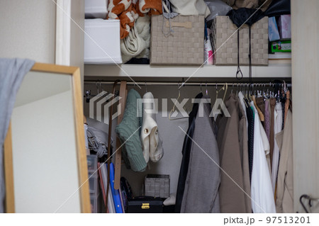 若い女性の住んでいるワンルームマンションのクローゼットの中 若い女性の住んでいるワンルームマンションのクローゼットの中 97513201