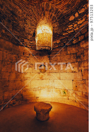 クロアチア スプリト ディオクレティアヌス宮殿 地下宮殿 クロアチア スプリト ディオクレティアヌス宮殿 地下宮殿 97513203