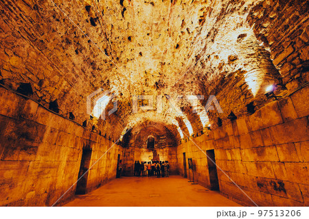 クロアチア スプリト ディオクレティアヌス宮殿 地下宮殿 クロアチア スプリト ディオクレティアヌス宮殿 地下宮殿 97513206