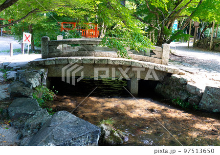 【世界遺産 古都京都の文化財】【山城国一宮】上賀茂神社 ならの小川と石橋 京都府京都市北区 【世界遺産 古都京都の文化財】【山城国一宮】上賀茂神社 ならの小川と石橋 京都府京都市北区 97513650