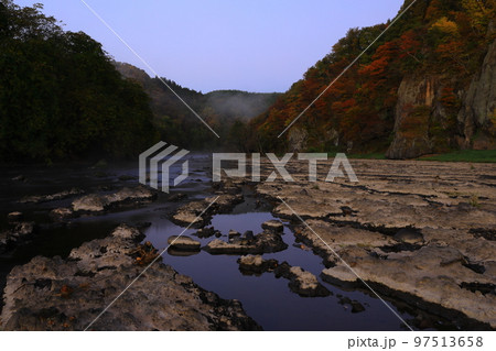 岩手県花巻市　平良木の立岩の紅葉 97513658