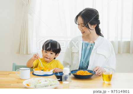 スパゲッティを食べる子供とお母さん 97514901