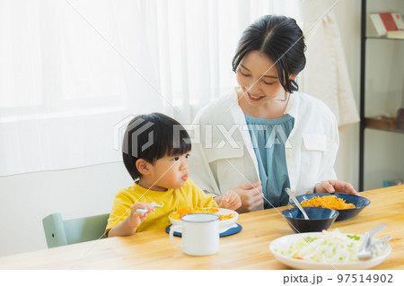 スパゲッティを食べる子供とお母さん スパゲッティを食べる子供とお母さん 97514902