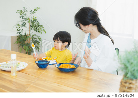 スパゲッティを食べる子供とお母さん 97514904