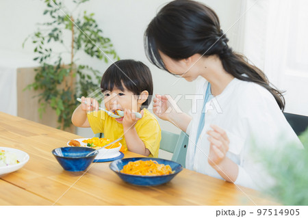 スパゲッティを食べる子供とお母さん スパゲッティを食べる子供とお母さん 97514905