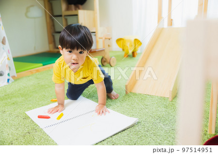 子供部屋で遊ぶ男の子 子供部屋で遊ぶ男の子 97514951