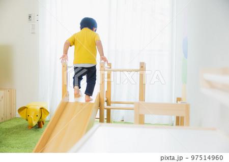 子供部屋で遊ぶ男の子 子供部屋で遊ぶ男の子 97514960