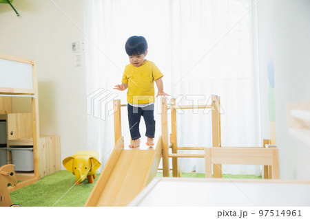 子供部屋で遊ぶ男の子 子供部屋で遊ぶ男の子 97514961