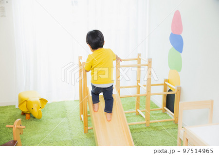 子供部屋で遊ぶ男の子 97514965