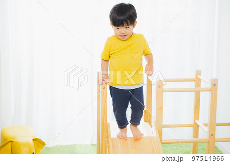 子供部屋で遊ぶ男の子 97514966