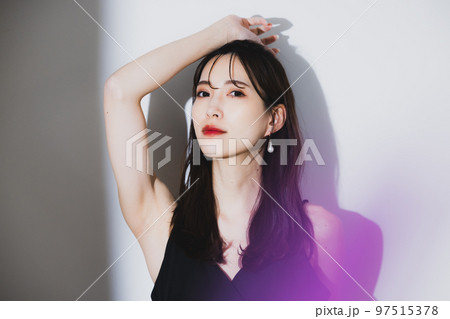 ブラックドレスの女性 ブラックドレスの女性 97515378