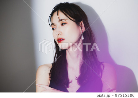 ブラックドレスの女性 97515386